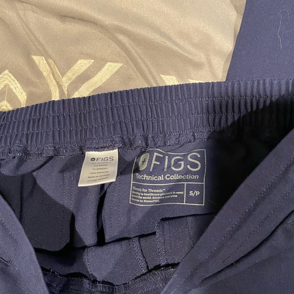 Sold in IG!  Figs SP navy blue set: skinny pant + 2 pocket top - Picture 3 of 3